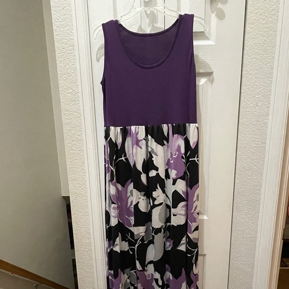Purple and Black Floral Maxi summer dress

EUC CLEAN
NO HOLES
NO STAINS
COMFY - Picture 2 of 4